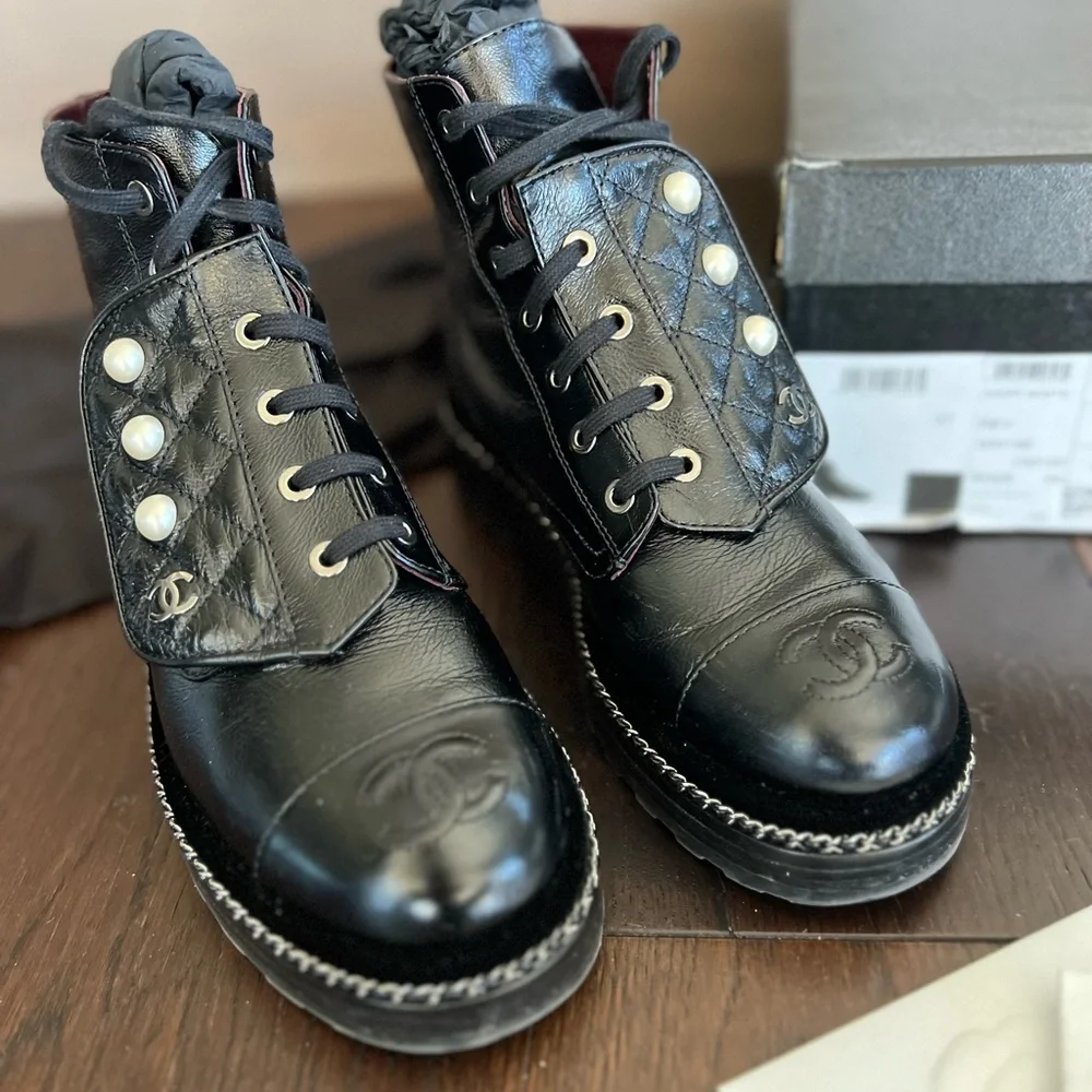 100% Authentic CHANEL calfskin velvet pearl combat boots - Picture 2 of 9